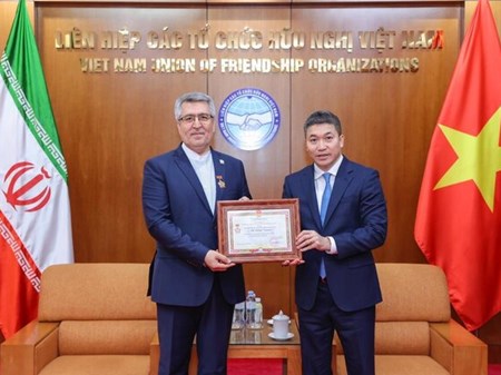 اهدای مدال صلح و دوستی بین ۲ ملت به سفیر ایران در ویتنام