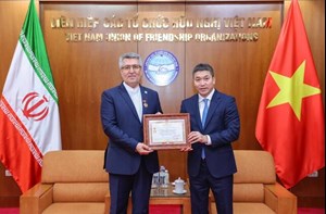 اهدای مدال صلح و دوستی بین ۲ ملت به سفیر ایران در ویتنام