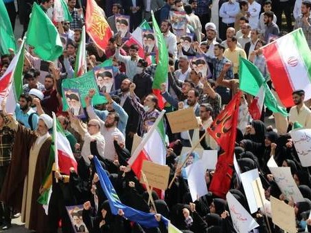 تجمع مردم و دانشگاهیان در حمایت از نیرو‌های مسلح