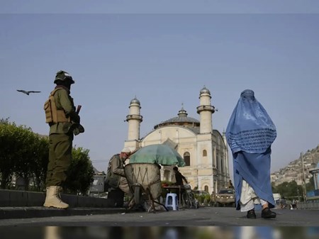 رهبر طالبان: منع سفر به آمریکا برای اتباع افغانستان «ستمگرانه» است