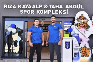 تلاش داوطلبانه چهرههای ورزشی؛ حضور ستارگان کشتی ترکیه برای امداد و نجات در مناطق زلزله