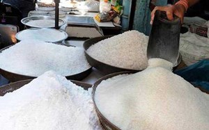 رئیس اتحادیه بنکداران مواد غذایی عنوان کرد: عرضه شکر ارزانتر از نرخ مصوب/ رکود بازار، قیمتها را کاهشی کرد